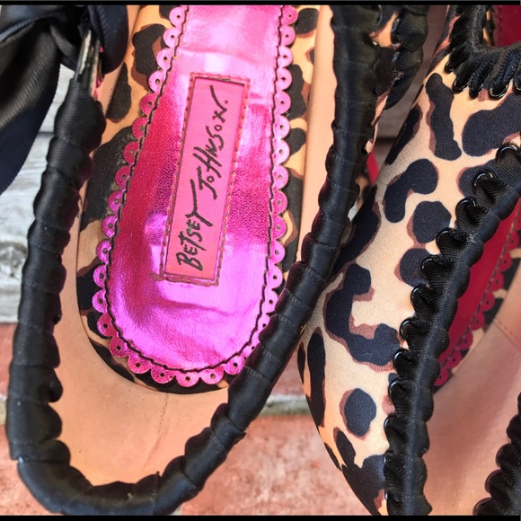 Betsey Johnson Leopard Print Bow Heels - Picture 2 of 8